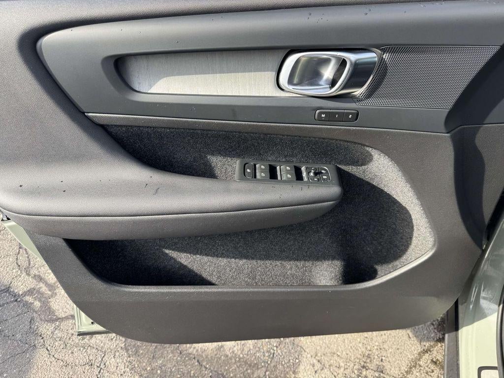 2023 Volvo XC40 B5 Plus Dark Theme