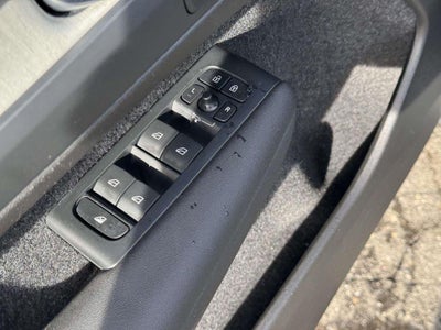 2023 Volvo XC40 B5 Plus Dark Theme