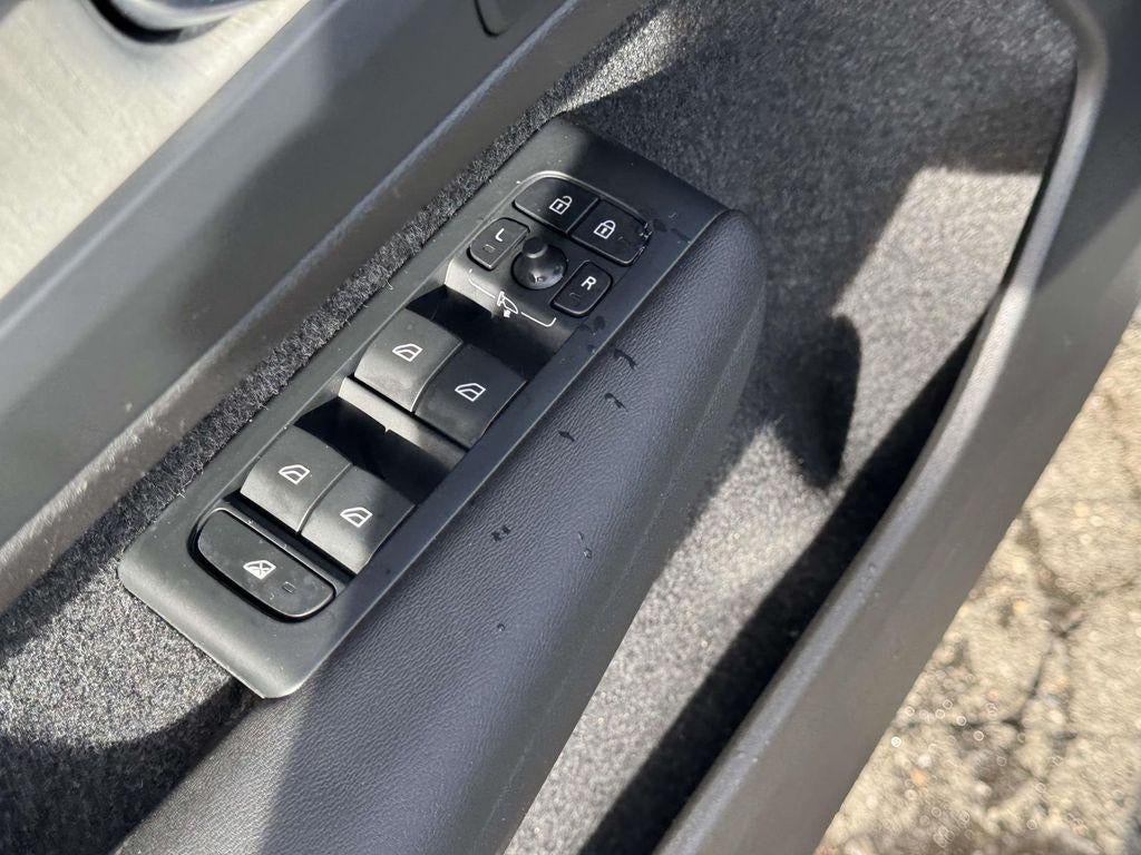 2023 Volvo XC40 B5 Plus Dark Theme