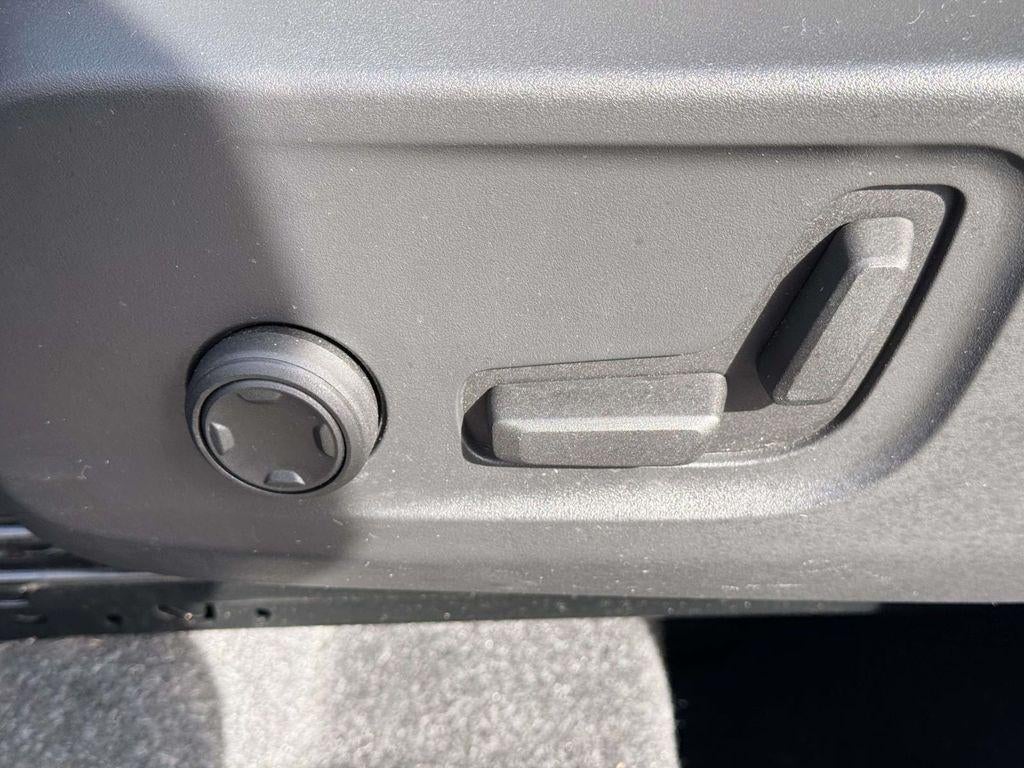 2023 Volvo XC40 B5 Plus Dark Theme