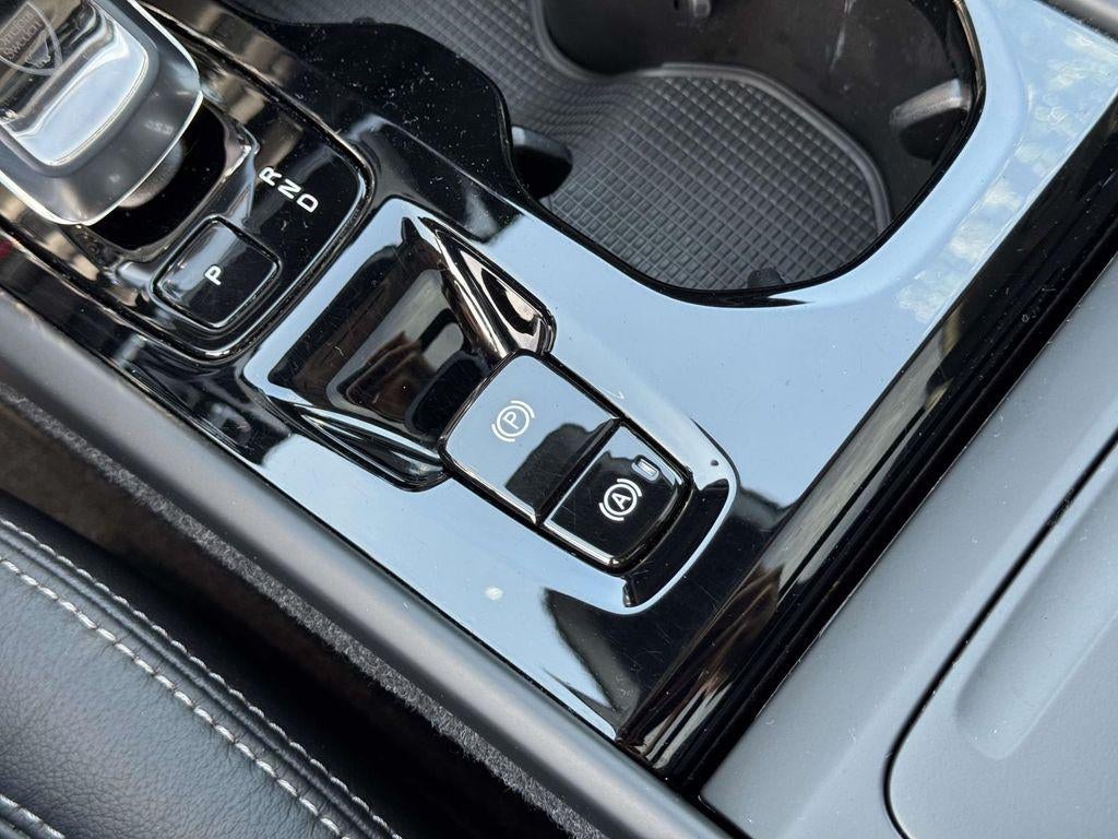 2023 Volvo XC40 B5 Plus Dark Theme