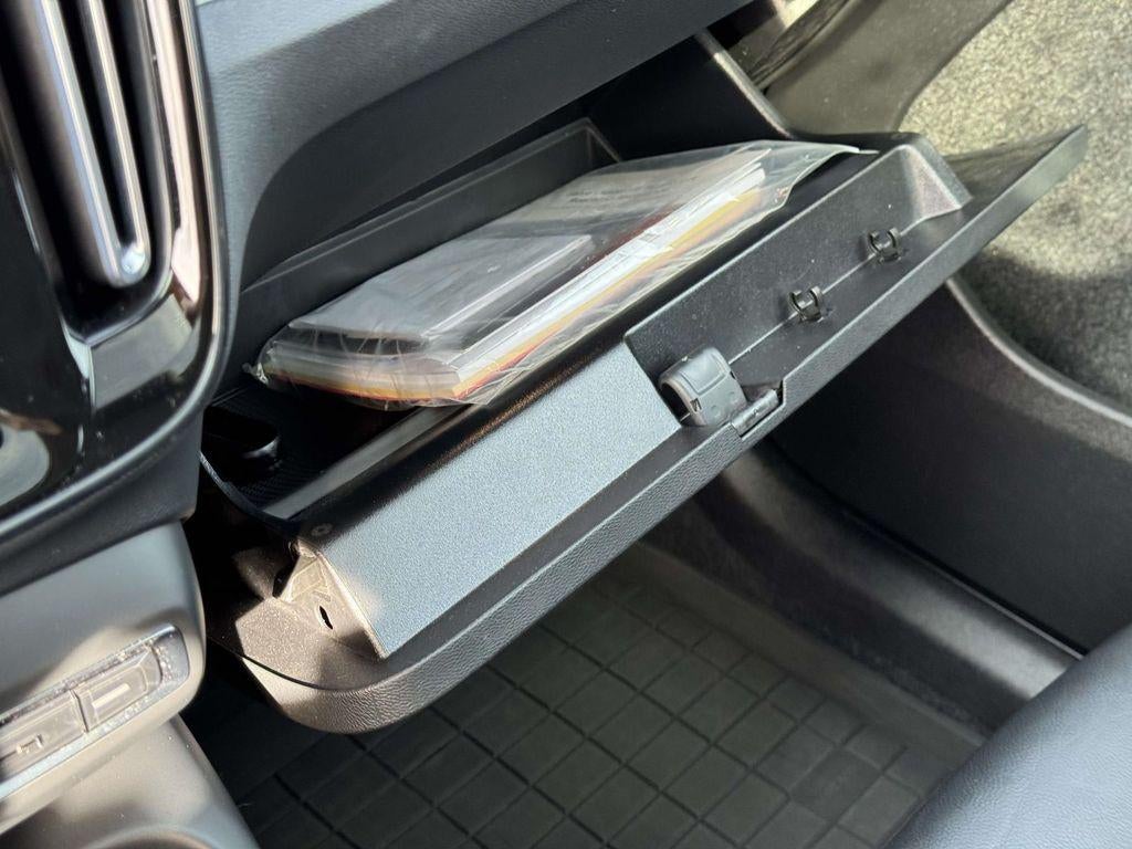 2023 Volvo XC40 B5 Plus Dark Theme