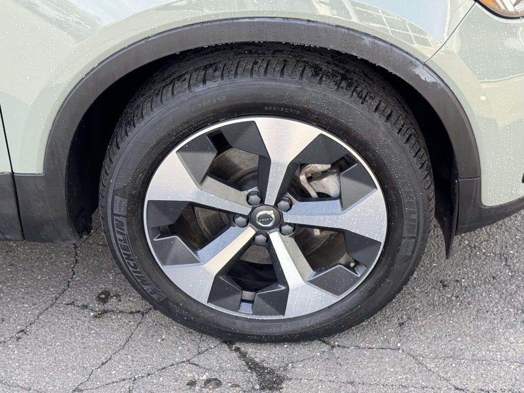 2023 Volvo XC40 B5 Plus Dark Theme