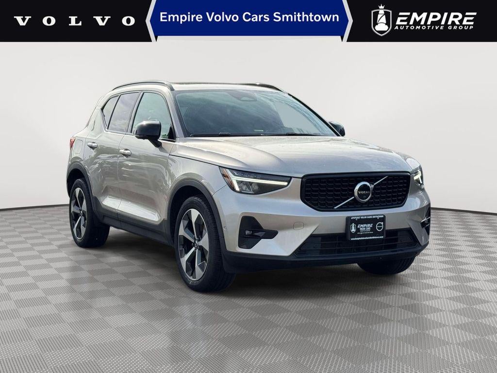 2023 Volvo XC40 B5 Plus Dark Theme