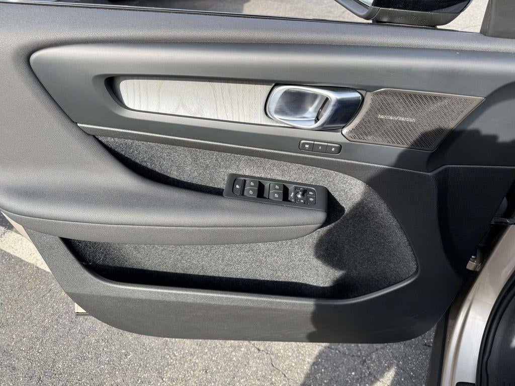 2023 Volvo XC40 B5 Plus Dark Theme