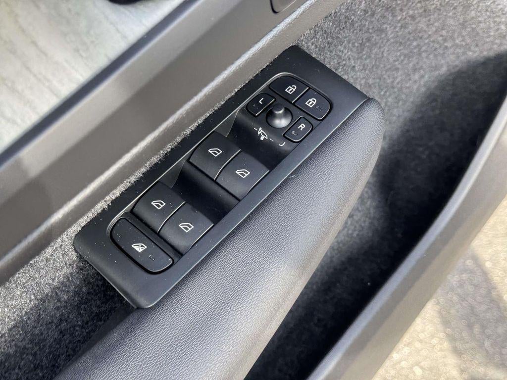 2023 Volvo XC40 B5 Plus Dark Theme