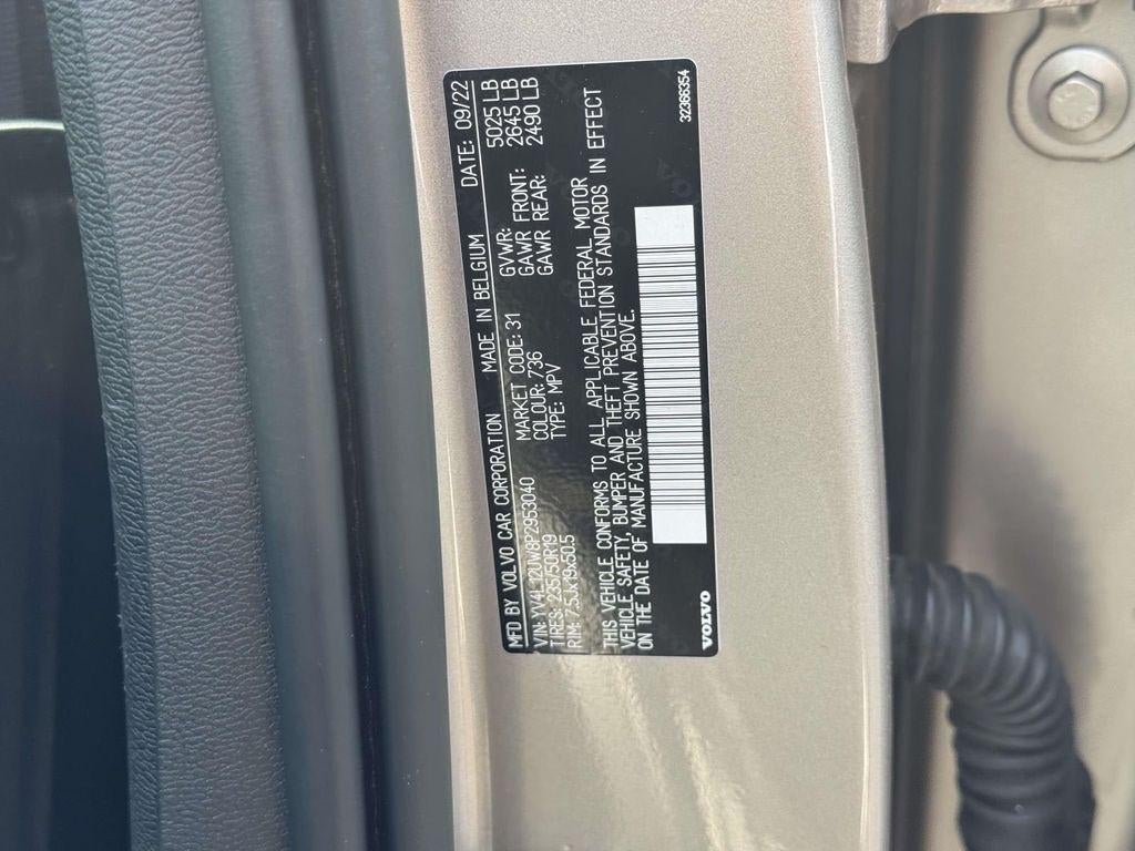2023 Volvo XC40 B5 Plus Dark Theme