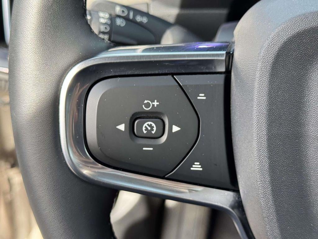 2023 Volvo XC40 B5 Plus Dark Theme