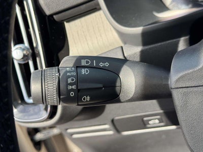 2023 Volvo XC40 B5 Plus Dark Theme