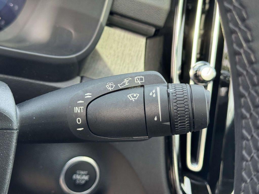 2023 Volvo XC40 B5 Plus Dark Theme