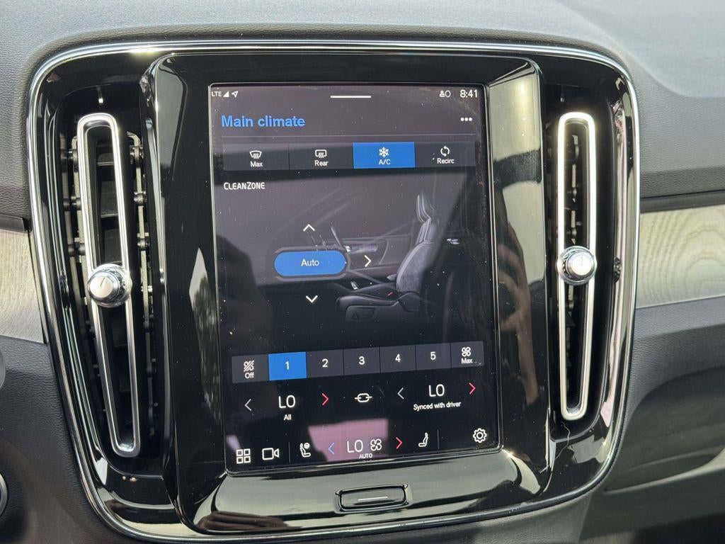2023 Volvo XC40 B5 Plus Dark Theme