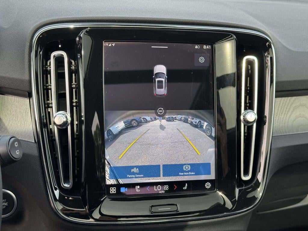 2023 Volvo XC40 B5 Plus Dark Theme