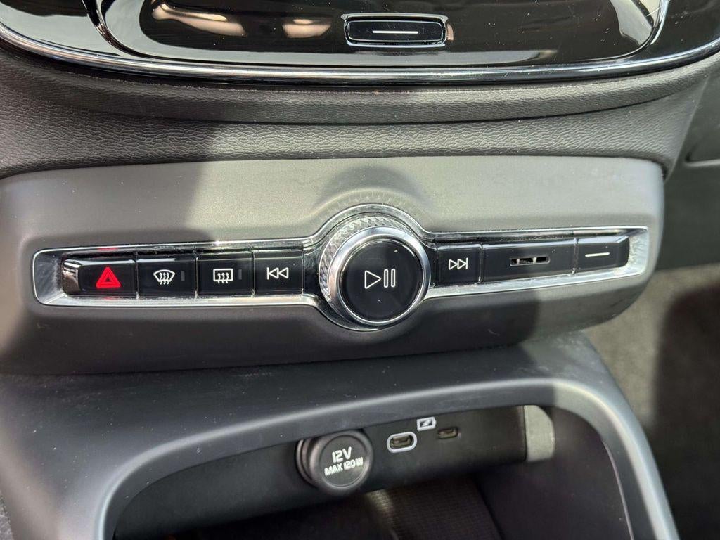 2023 Volvo XC40 B5 Plus Dark Theme