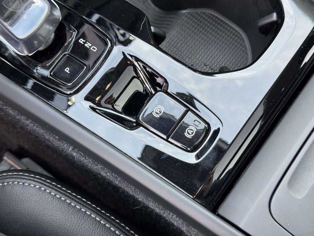 2023 Volvo XC40 B5 Plus Dark Theme
