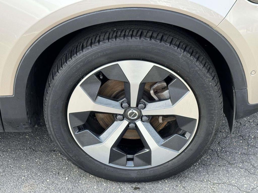 2023 Volvo XC40 B5 Plus Dark Theme