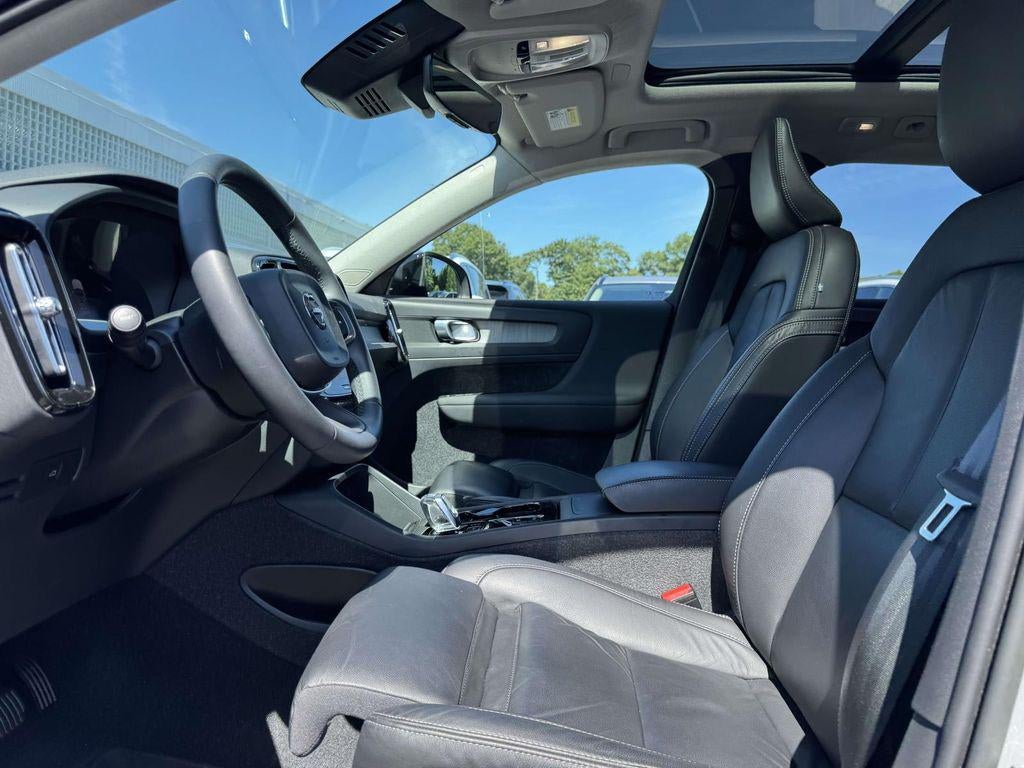2023 Volvo XC40 B5 Plus Dark Theme