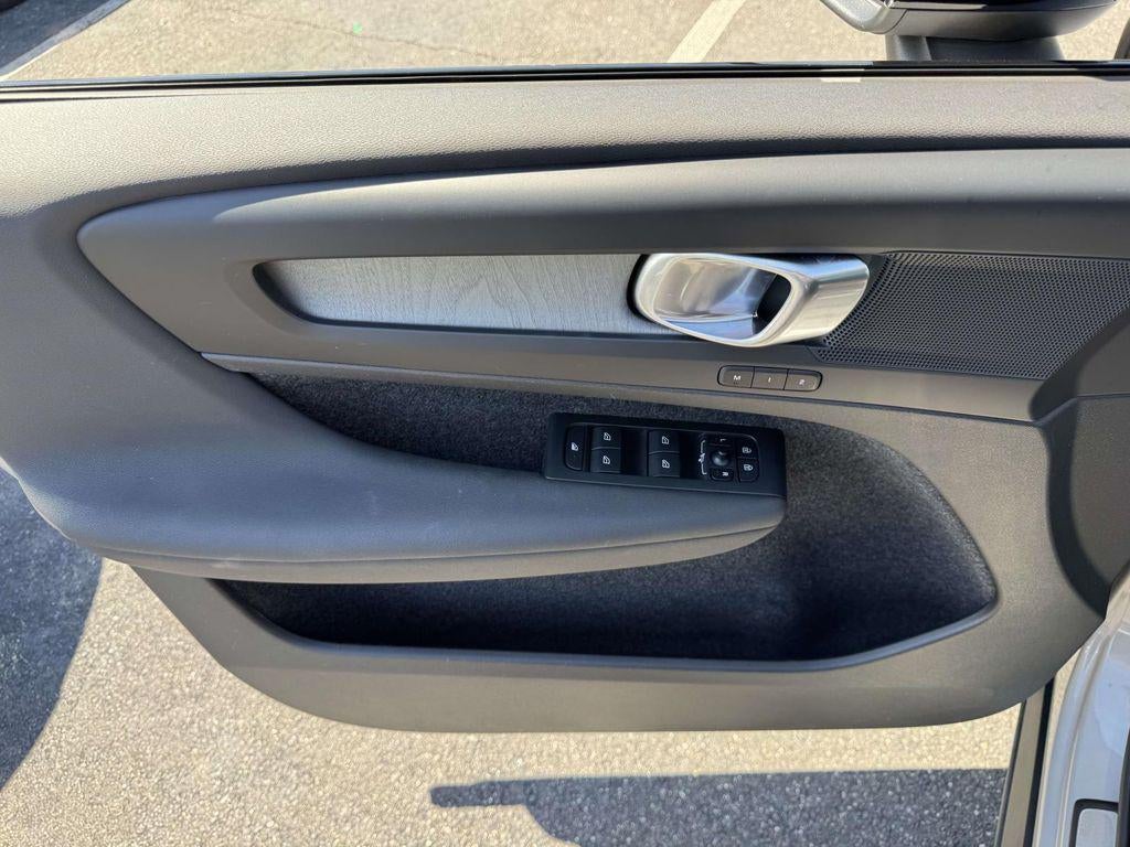 2023 Volvo XC40 B5 Plus Dark Theme
