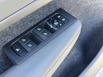 2023 Volvo XC40 B5 Plus Dark Theme