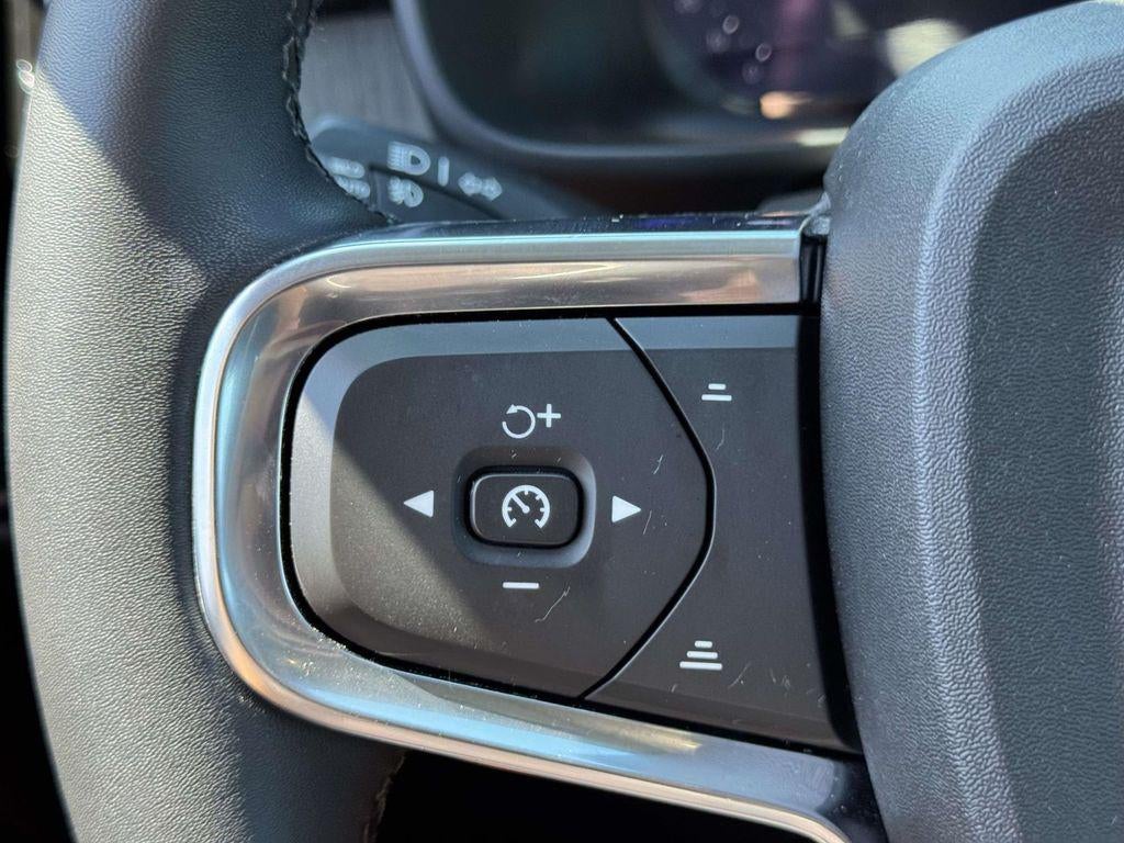 2023 Volvo XC40 B5 Plus Dark Theme