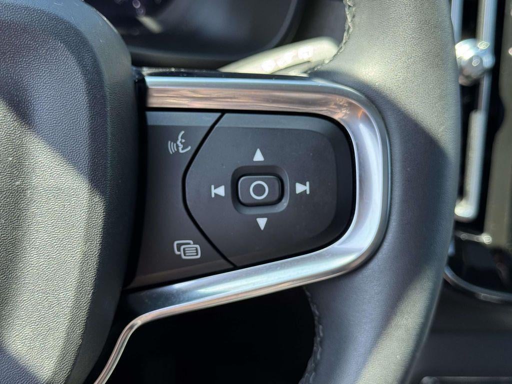 2023 Volvo XC40 B5 Plus Dark Theme