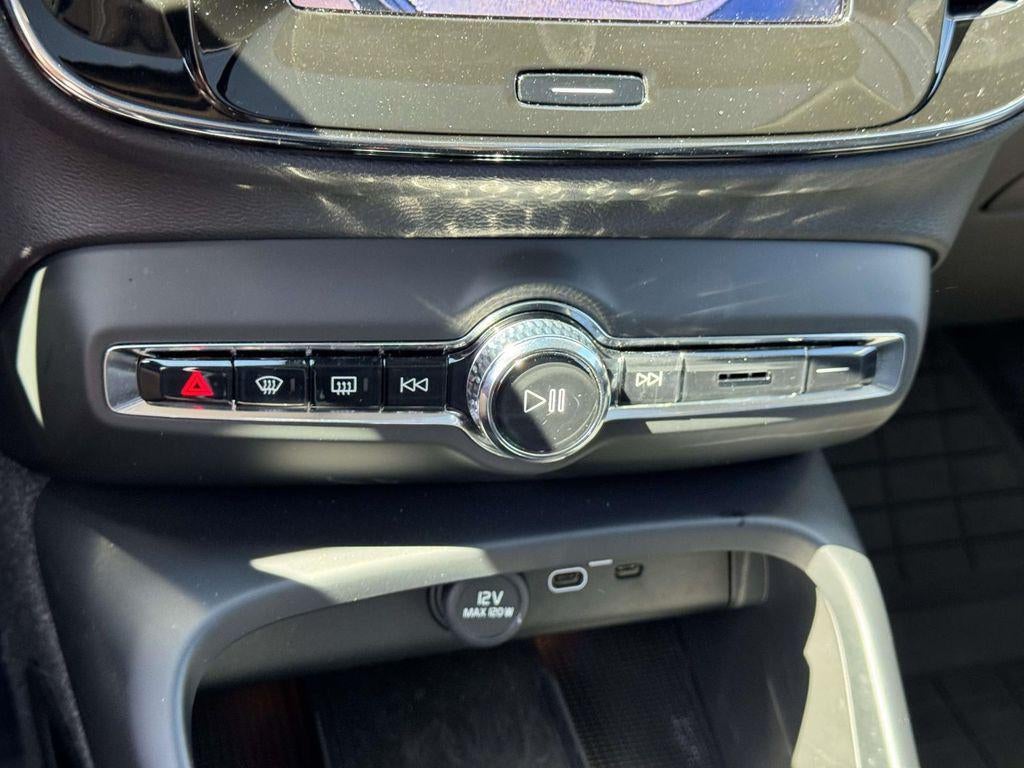 2023 Volvo XC40 B5 Plus Dark Theme