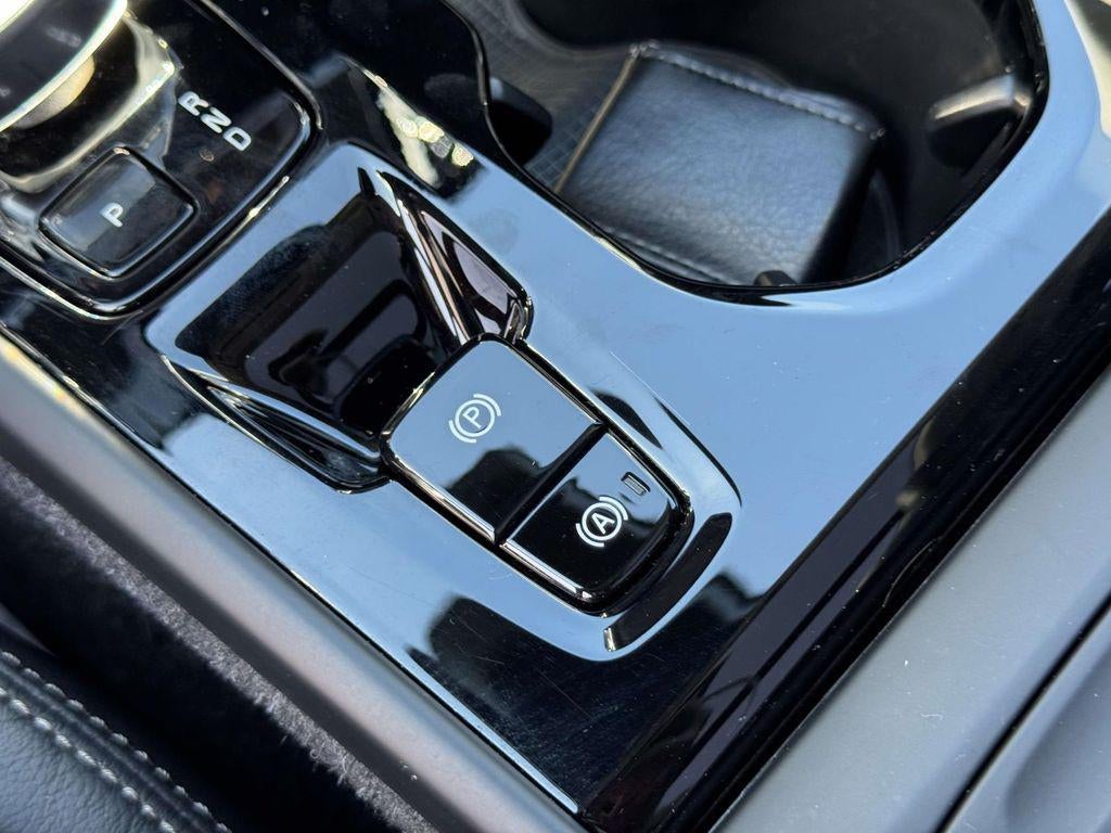 2023 Volvo XC40 B5 Plus Dark Theme