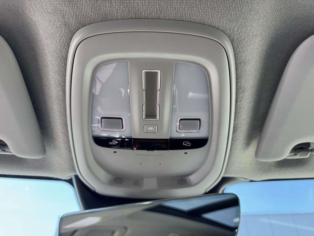 2023 Volvo XC40 B5 Plus Dark Theme