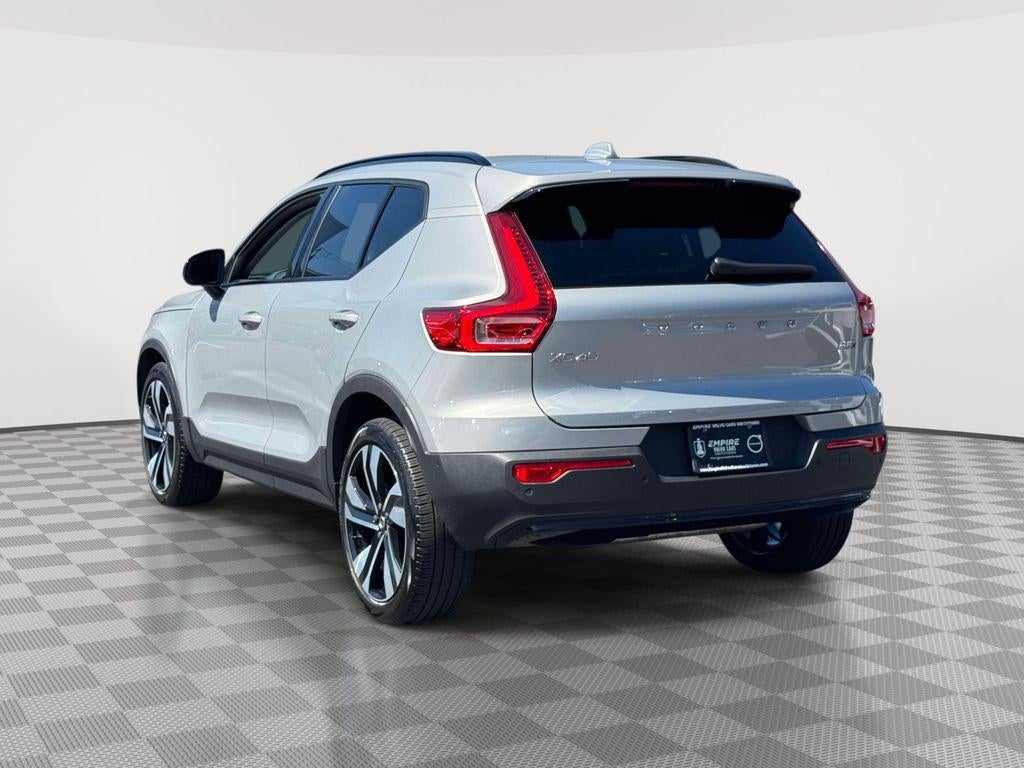 2023 Volvo XC40 B5 Plus Dark Theme
