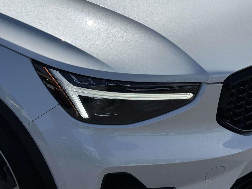 2023 Volvo XC40 B5 Ultimate Dark Theme