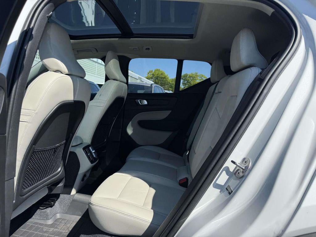 2023 Volvo XC40 B5 Ultimate Dark Theme