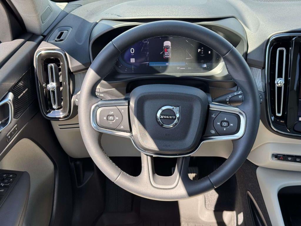 2023 Volvo XC40 B5 Ultimate Dark Theme