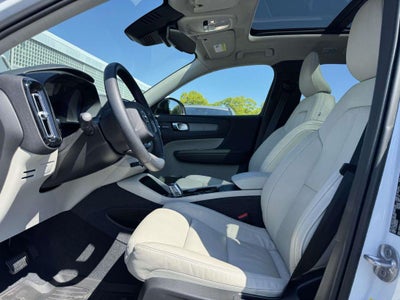 2023 Volvo XC40 B5 Ultimate Dark Theme