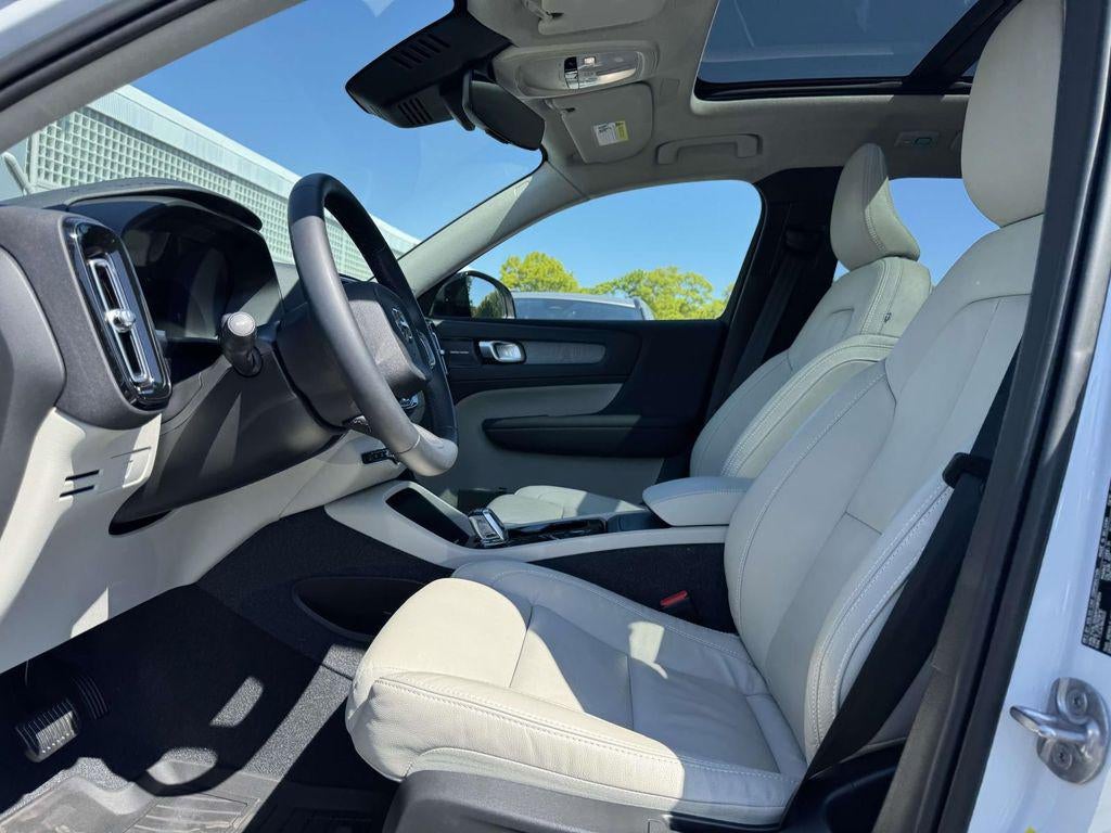 2023 Volvo XC40 B5 Ultimate Dark Theme
