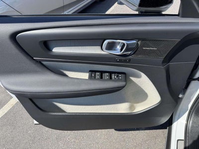 2023 Volvo XC40 B5 Ultimate Dark Theme