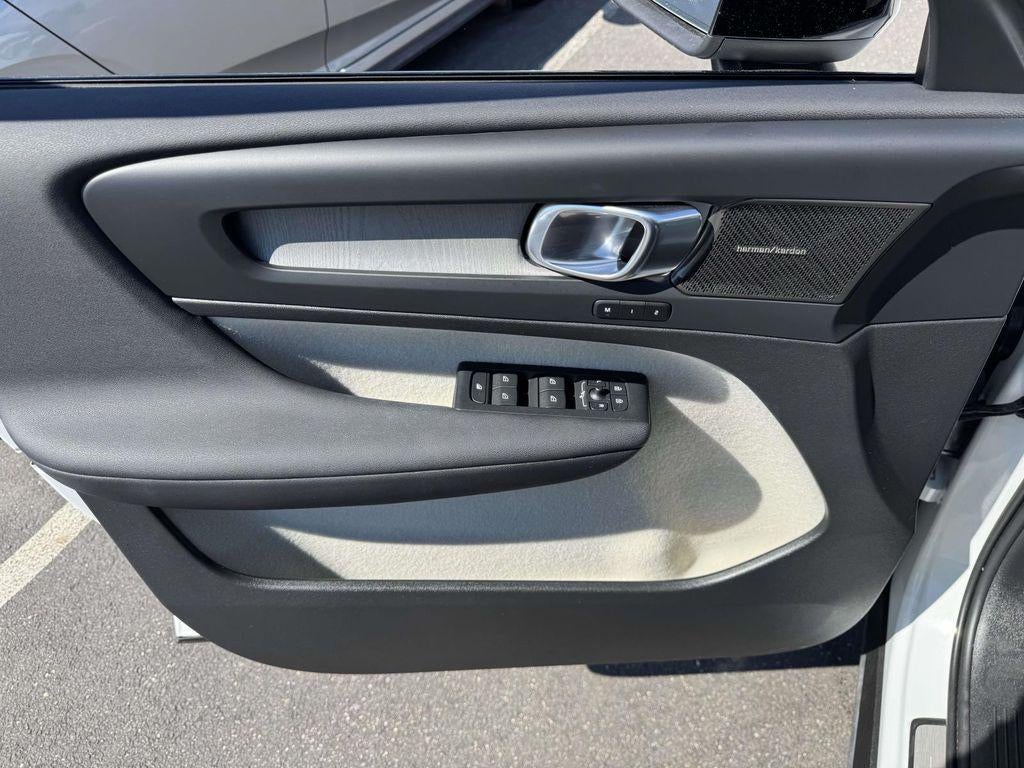 2023 Volvo XC40 B5 Ultimate Dark Theme