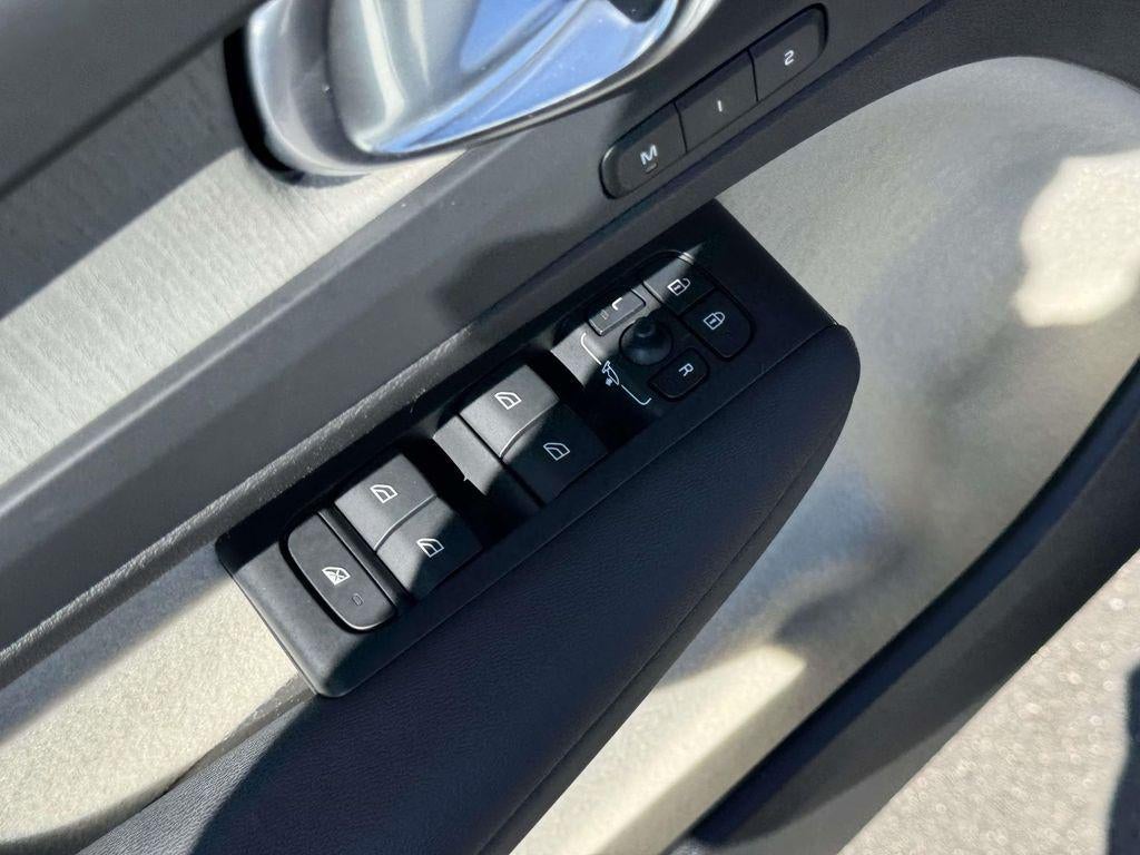2023 Volvo XC40 B5 Ultimate Dark Theme