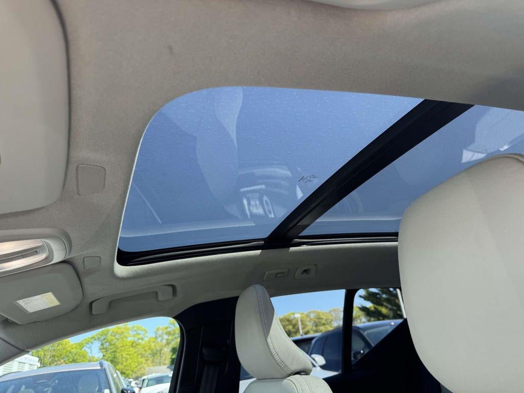 2023 Volvo XC40 B5 Ultimate Dark Theme
