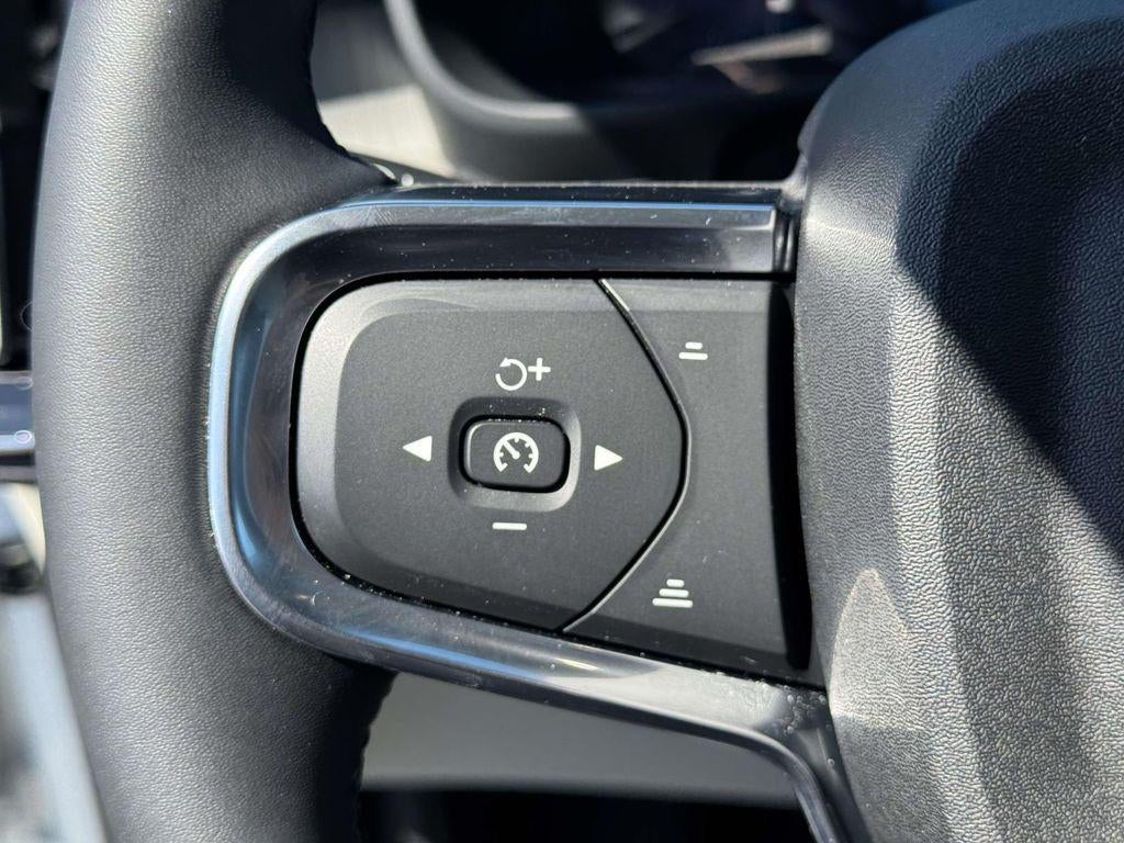 2023 Volvo XC40 B5 Ultimate Dark Theme