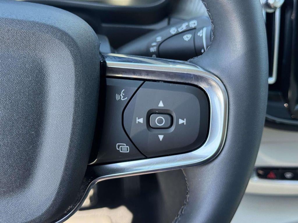 2023 Volvo XC40 B5 Ultimate Dark Theme