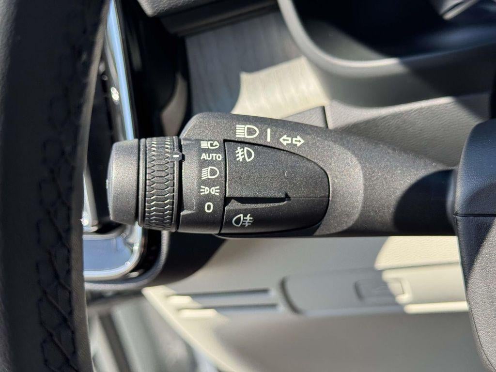 2023 Volvo XC40 B5 Ultimate Dark Theme