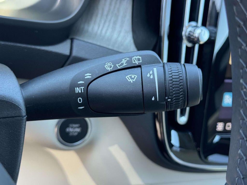 2023 Volvo XC40 B5 Ultimate Dark Theme