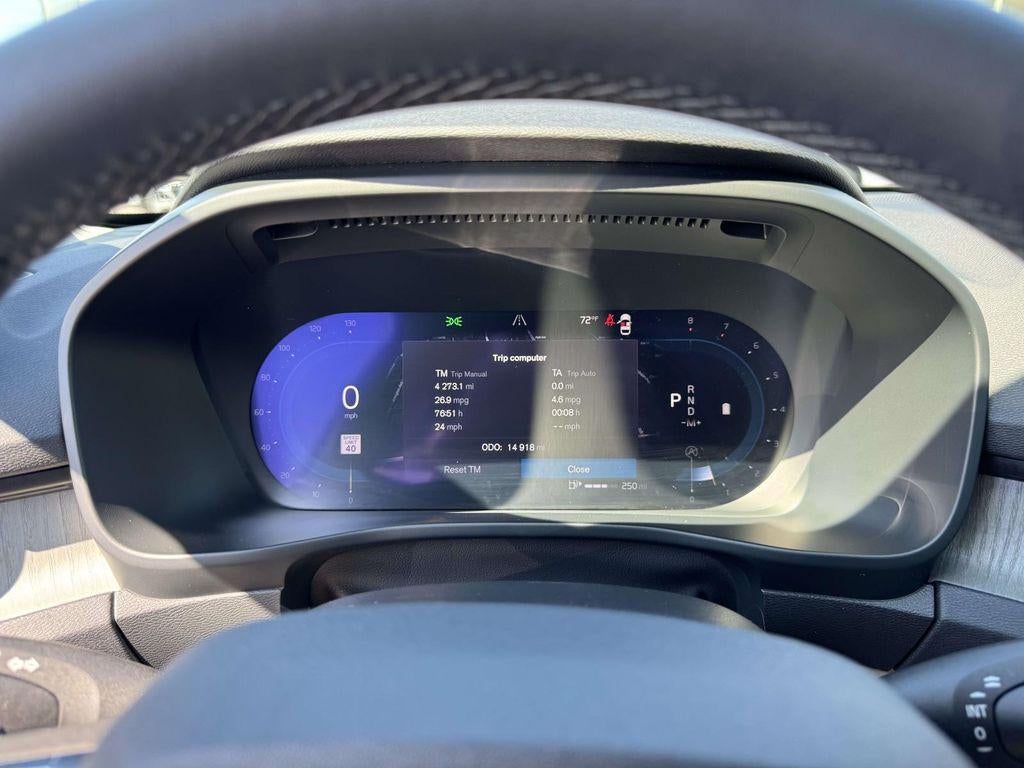 2023 Volvo XC40 B5 Ultimate Dark Theme