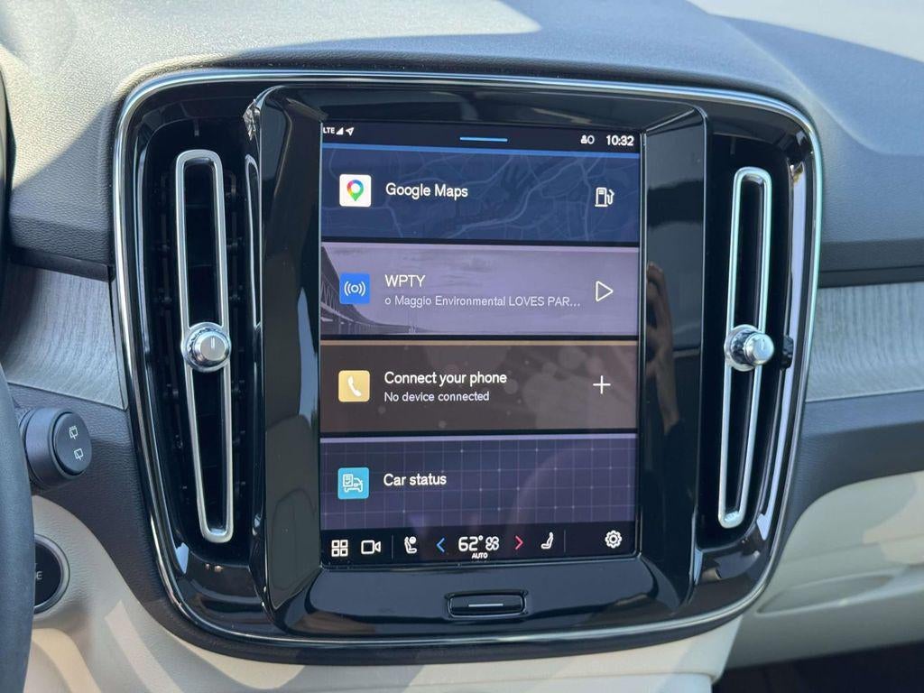 2023 Volvo XC40 B5 Ultimate Dark Theme