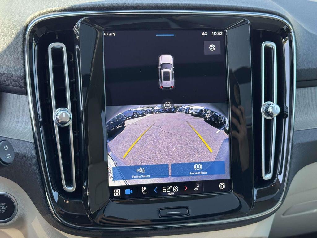 2023 Volvo XC40 B5 Ultimate Dark Theme