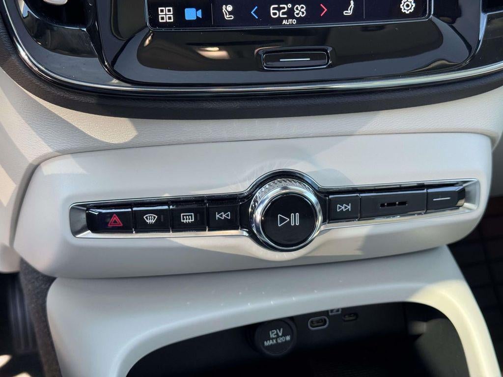 2023 Volvo XC40 B5 Ultimate Dark Theme