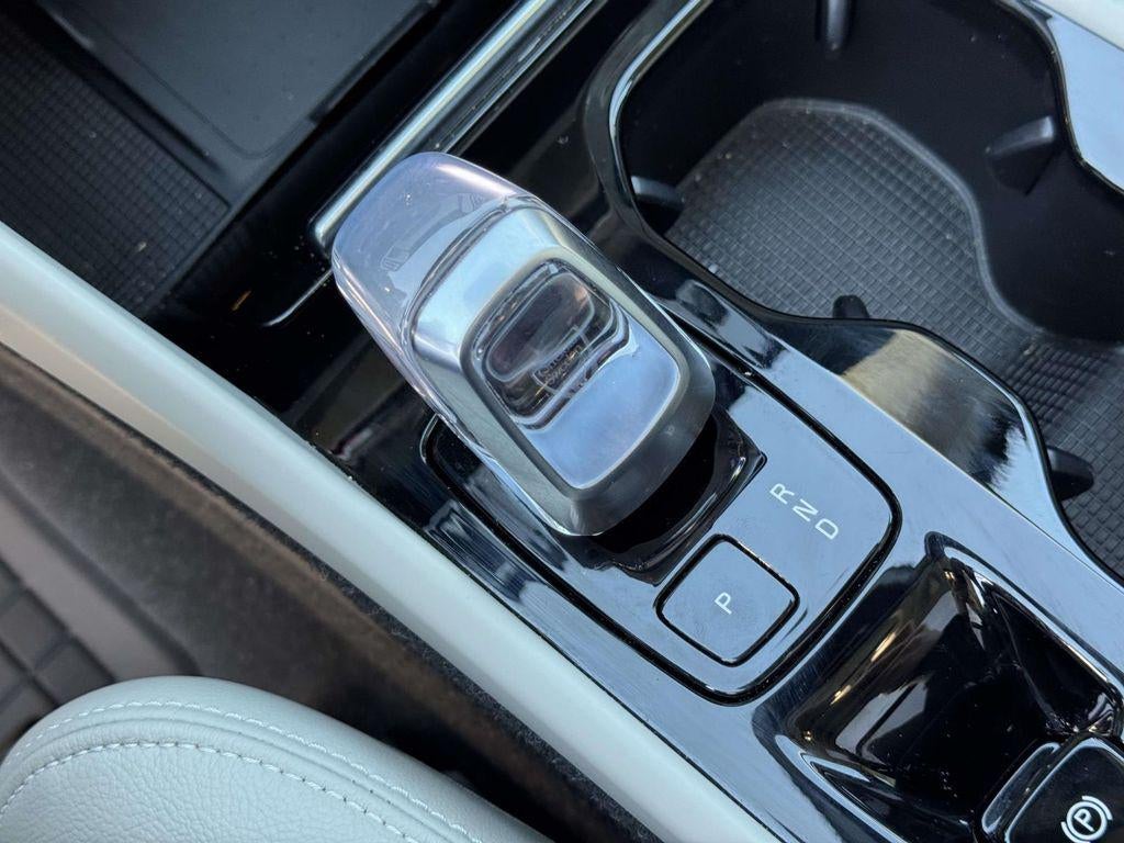 2023 Volvo XC40 B5 Ultimate Dark Theme