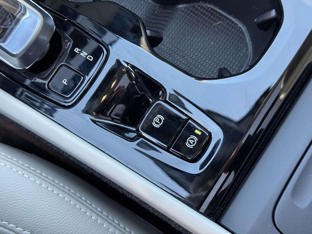 2023 Volvo XC40 B5 Ultimate Dark Theme