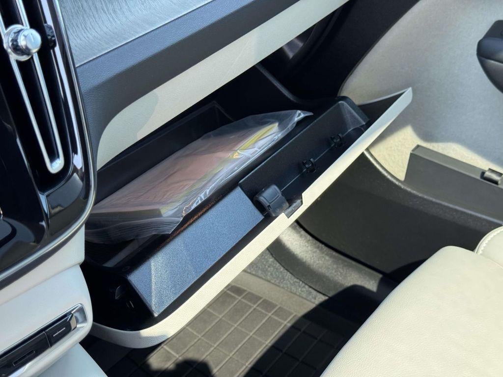 2023 Volvo XC40 B5 Ultimate Dark Theme