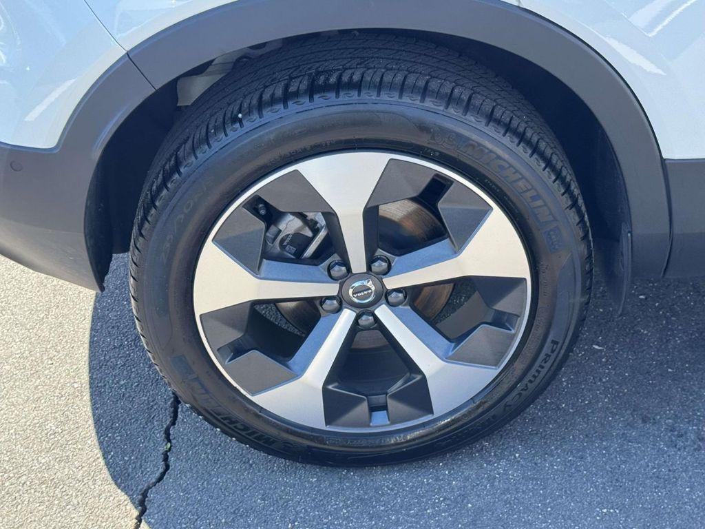 2023 Volvo XC40 B5 Ultimate Dark Theme