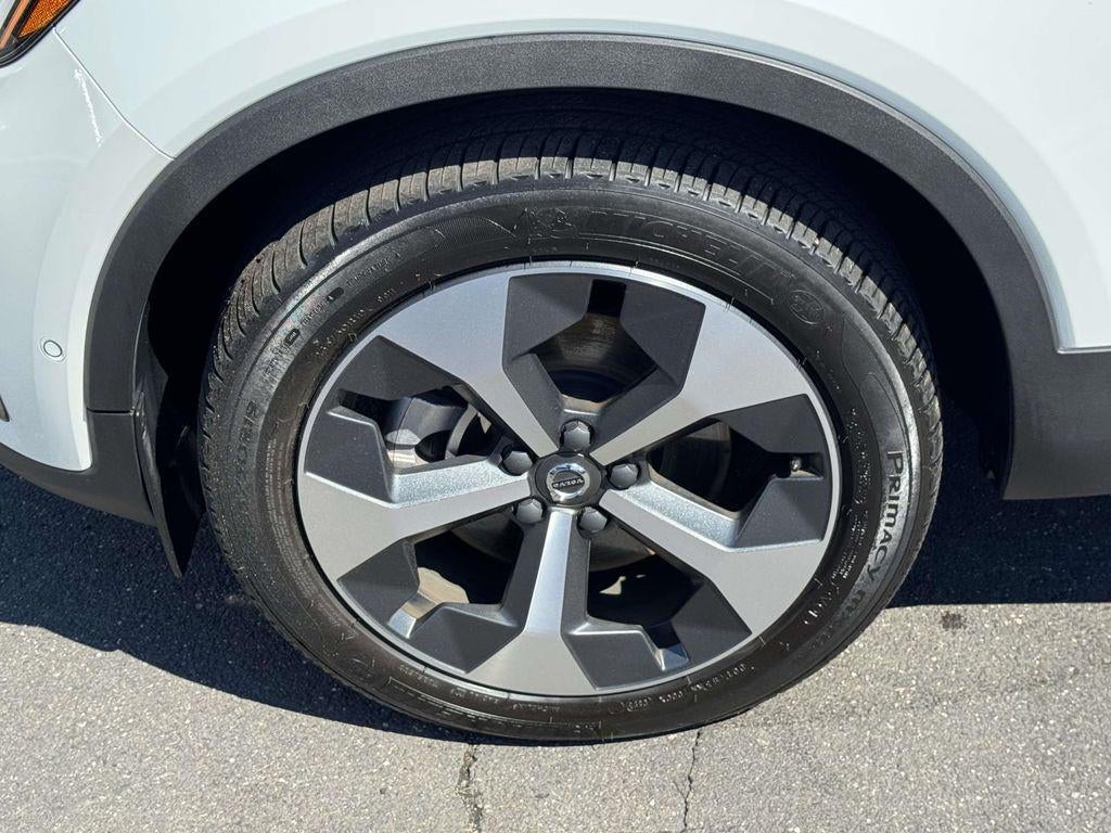 2023 Volvo XC40 B5 Ultimate Dark Theme